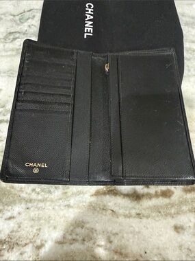 CHANEL Black Caviar Leather Zip-Around Card Holder w/Gold CC Very good condition